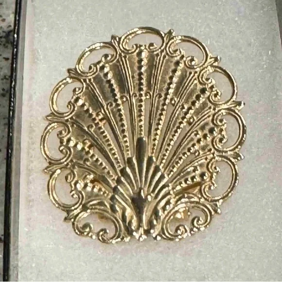 Elegant Gold scarf holder - Picture 4 of 4